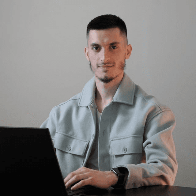 Portret i instruktorit Rei Seferi